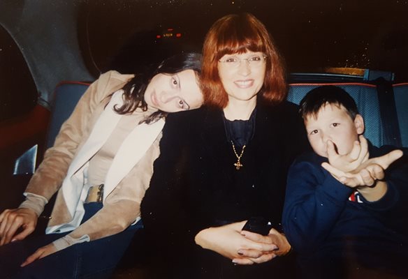 Дочка с дъщеря си Раиса и сина си Николай през  2001 г. в Лондон .