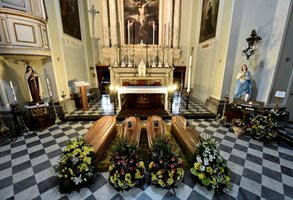 Църква в Бергамо с починали от вируса Снимка: Ройтерс