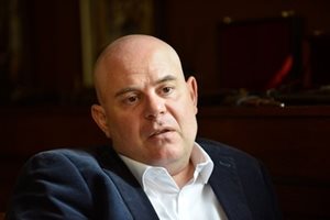 Конституционният съд: Главният прокурор не може да се меси в разследвания срещу него