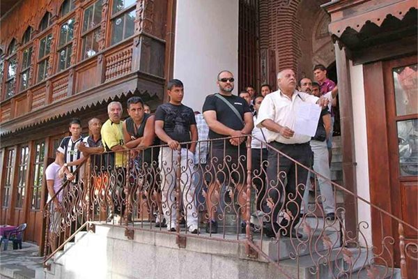 Ашим размаха решение на Софийския градски съд, с което се спират вписванията на нови органи на вероизповеданието. СНИМКИ: НАТАША МАНЕВА