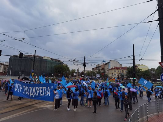 Протестът на Лъвов мост започна в 8 часа. СНИМКИ: Йордан Симеонов