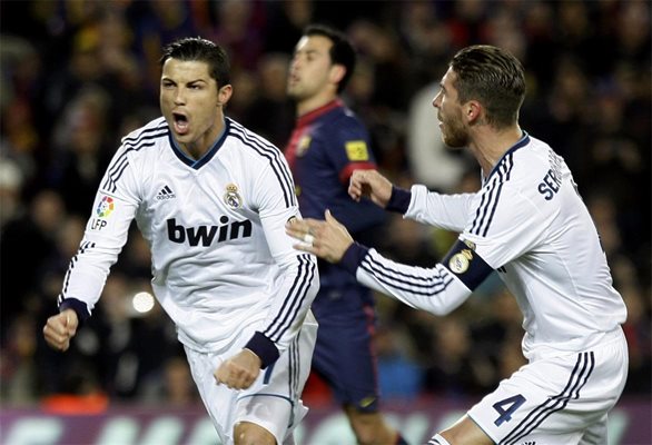 Роналдо (вляво) и Рамос куфеят след първия гол на "Реал"