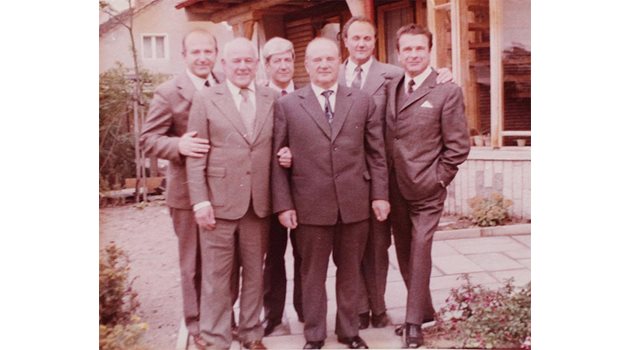 МОЗЪЧЕН ТРЪСТ: Шестимата шефове на военните разузнавания от Варшавския договор (от ляво на дясно) Кишчак (Пол), Шаркози (Унг), Ивашутин (СССР), Зикулов (Бълг), Франке (ГДР) и Брош (Чех).