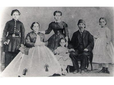 
Семейството на кандидата за жених Бойчо. Той е най-вляво на снимката, която е направена няколко години преди да се случи романтичната му история с Василка. 
СНИМКИ: АРХИВ
