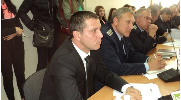 Шефът на ОД на МВР в Благоевград Росен Танушев и шефът на КАТ “Пътна полиция” Бойко Рановски (от ляво на дясно) на дискусия за катастрофите в Кресненското дефиле