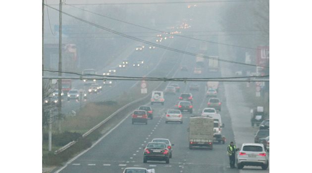 КАТ ще спира регистрацията на коли в София, които замърсяват въздуха и не отговарят на екоизискванията.  СНИМКА: “24 ЧАСА”