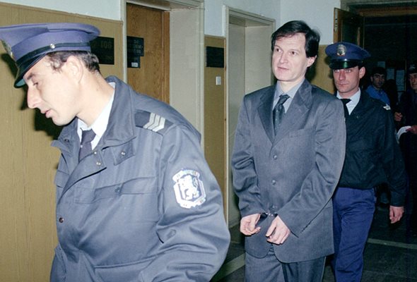Иван Чолаков с белезници през 2001 г., когато влиза в затвора.