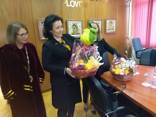 Десислава Танева получи огромни лимони, ябълки, грейпфрут, произведени в опитните полета на Аграрния университет в Пловдив. СНИМКИ: Авторката