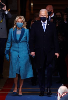 Джо Байдън и съпругата му Джил пристигат на церемонията.