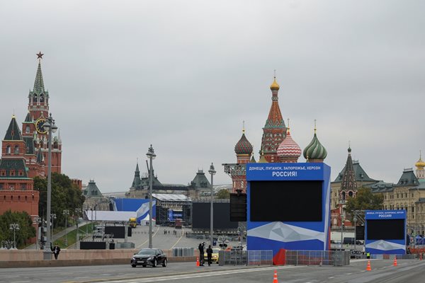 Плакати с надписи “Донецк, Луганск, Запорожие, Херсон - Русия!” са разположени на много места в центъра на столицата Москва.
СНИМКА: РОЙТЕРС