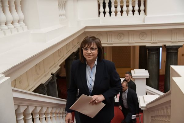 Корнелия Нинова в парламента