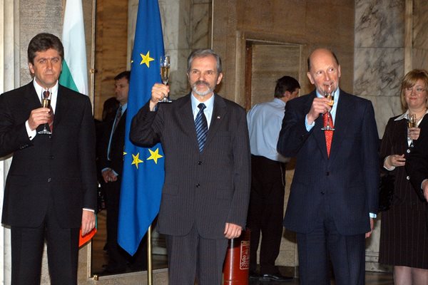 Президентът Георги Първанов, председателят на Народното събрание Борислав Великов и премиерът Симеон Сакскобургготски на прием по случай присъединяването на България към Европейския съюз през май 2005 г.