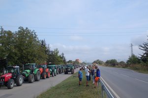 150 трактора на зърнопроизводители блокираха пътя край Монтана