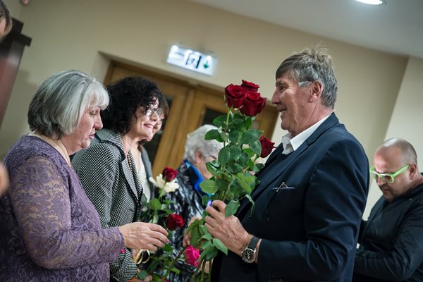 Глушков раздаде рози на шампионките