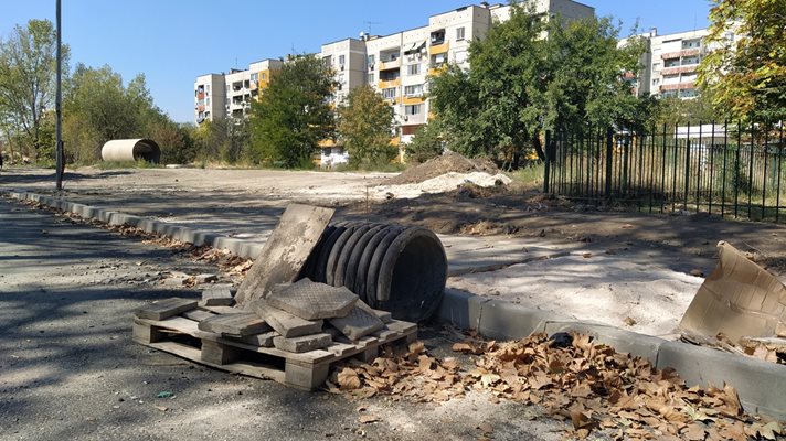 След инцидента шахтата беше затрупана с дървен палет и парчета от плочки.