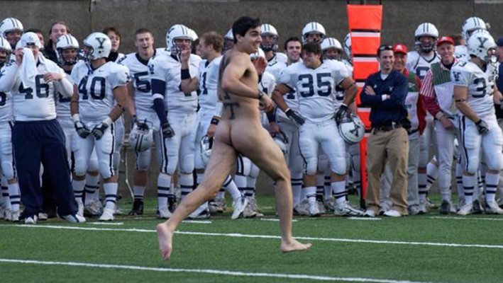 Студент от Масачузетския технологичен институт притичва гол през игрището, за да иронизира традиционната дерби среща между Харвард и Йейл по американски футбол.