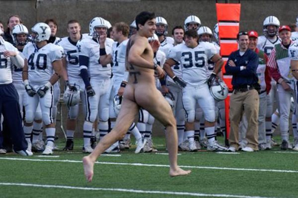 Студент от Масачузетския технологичен институт притичва гол през игрището, за да иронизира традиционната дерби среща между Харвард и Йейл по американски футбол.
