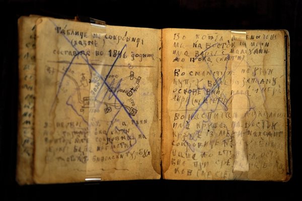 Тефтерчето на Бойчин войвода с ръчно изрисувана карта на съкровище СНИМКА: ЙОРДАН СИМЕОНОВ