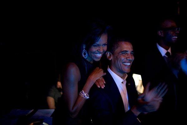 Зад сцената семейство Обама се наслаждава на концерт на Брус Спрингстийн и Били Джоел. Датата е 17 Октомври 2008 година.