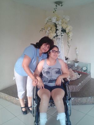 Руми с майка си Рени след една от операциите. СНИМКA: Facebook