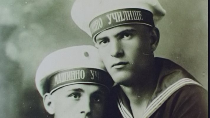 Вапцаров (вдясно) във военноморското училище - кадър от филма