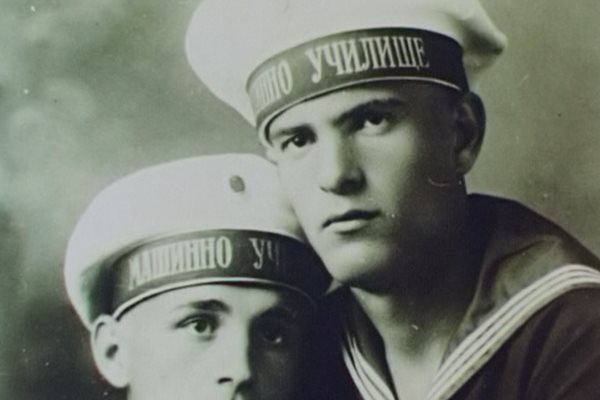 Вапцаров (вдясно) във военноморското училище - кадър от филма
