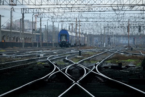 Южна Корея строи на железопътна линия към границата с КНДР