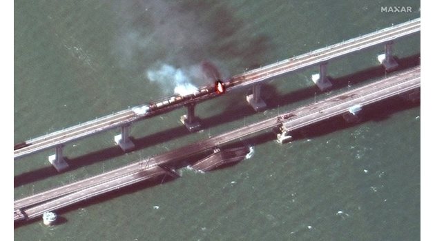 Взривеният кримски мост СНИМКА: Ройтерс