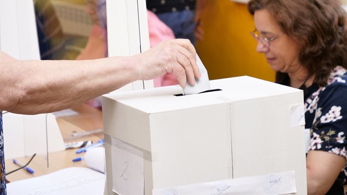 Избирател пуска машинната разписка в урната.

СНИМКА: ЙОРДАН СИМЕОНОВ