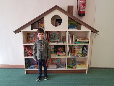 До библиотеката в детската градина към Италианския лицей. Къщичката е проектирана и направена собственоръчно от майка му и баща му. СНИМКА: Личен архив