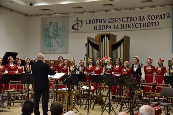 Академичният народен хор на АМТИИ. Снимка: Фейсбук