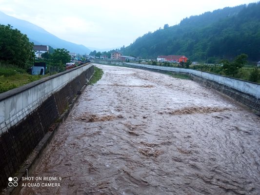 Водите на река Черна Места са излезли от коритото си. СНИМКА: Фейсбук Вайде Ловчалиева