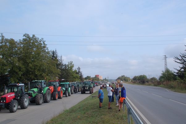 150 трактора блокираха пътя край Монтана