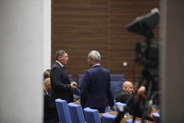 Костадин Костадинов и Николай Дренчев от "Възраждане" в пленарната зала.