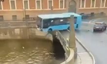 Автобус се вряза в насрещното и падна в река в Русия, най-малко един загина (Видео)