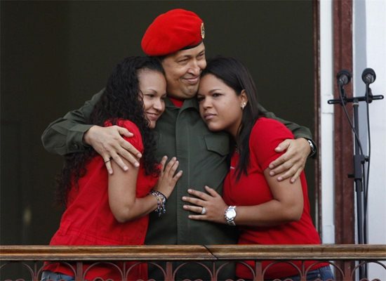 Президентът прегръща дъщерите си Роса (вляво) и Мария на балкона на двореца “Мирафлорес” в Каракас.
СНИМКИ: РОЙТЕРС