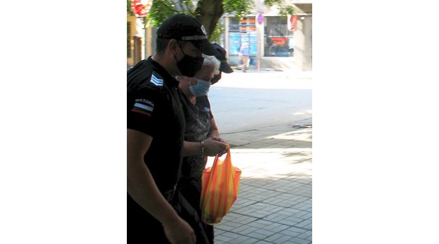 Полицаи водят Баджика. Снимка Авторката