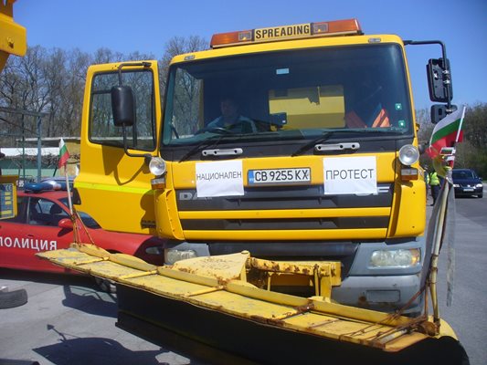 На протеста в Стара Загора днес излязоха 8 пътноподдържащи машини.