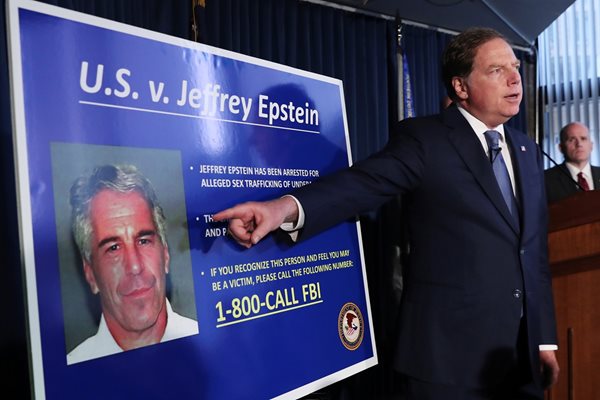 Американски прокурор посочва снимка на Джефри Епщайн, докато обявява обвиненията му за сексуален трафик на непълнолетни 
Ройтерс