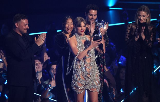 Тейлър Суифт спечели топ отличието на годишните видео музикални награди на MTV - видео на годината, за 10-минутната версия на песента й "All Too Well" от 2012 г.