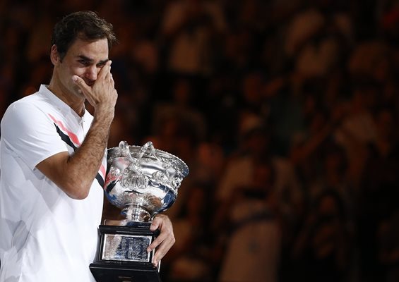 Сълзи напират в очите на Роджър Федерер при награждаването в Мелбърн. На 28 януари 2018 г. швейцарецът спечели своята последна титла от "Големият шлем". Трофеят от Australian Open бе под номер 20 за него от най-големите турнири в тениса.