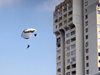 Трима мъже скочили с парашут от покрива на 20-етажен блок в София (Видео)