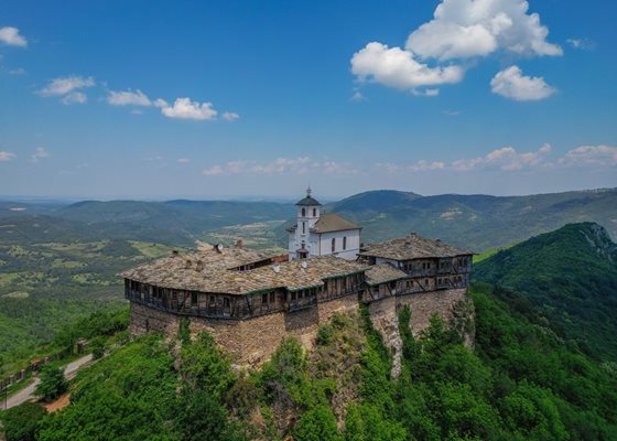 Гложенският манастир "Свети Георги Победоносец", кацнал на висока каменна тераса
Снимка: Цветелина Гигова