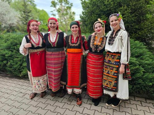 Със 100-годишни носии се премениха ученици в Казанлък