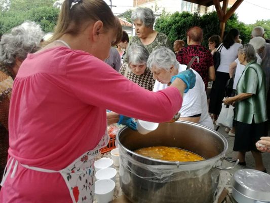 Десетки се наредиха пред казана с курбан.