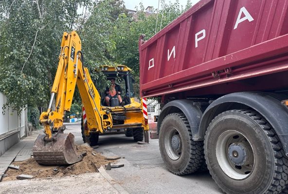 Пенчо Милков даде началото на основния ремонт на бул. „Цар Фердинанд“ и ул. „Войводова“ Снимка: Община Русе