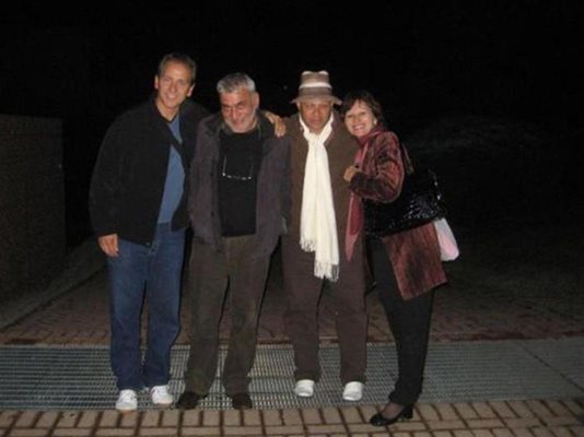 Франц, Стефан Димитров, продуцентът Нарада Майкъл Уолдън и Мариана се снимат в Милано.