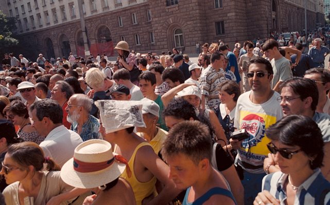 Стотици софиянци наблюдават събарянето на мавзолея през август 1999 г.