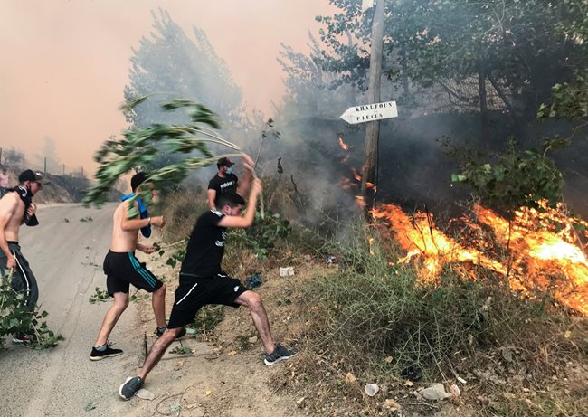 Младежи опитват да потушат пожар в планинската провинция Тизи Узу, Алжир.

