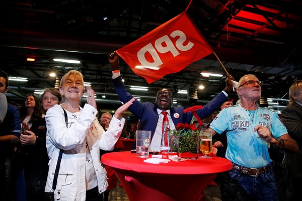 Членове на Социалдемократическата партия празнуват след обявяването на прогнозните резултати. 